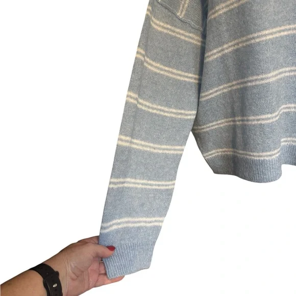 NWT American Eagle  Blue/White LIGHTWEIGHT V-Neck SPRING SWEATER   SMALL  #4 - Picture 5 of 13